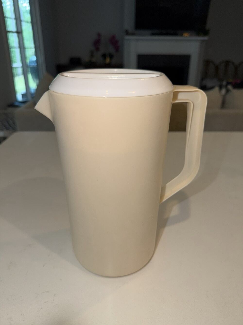 Vintage Rubbermaid #2445 Cream 2 1/4 Quart Pitcher w/ Slotted White Lid